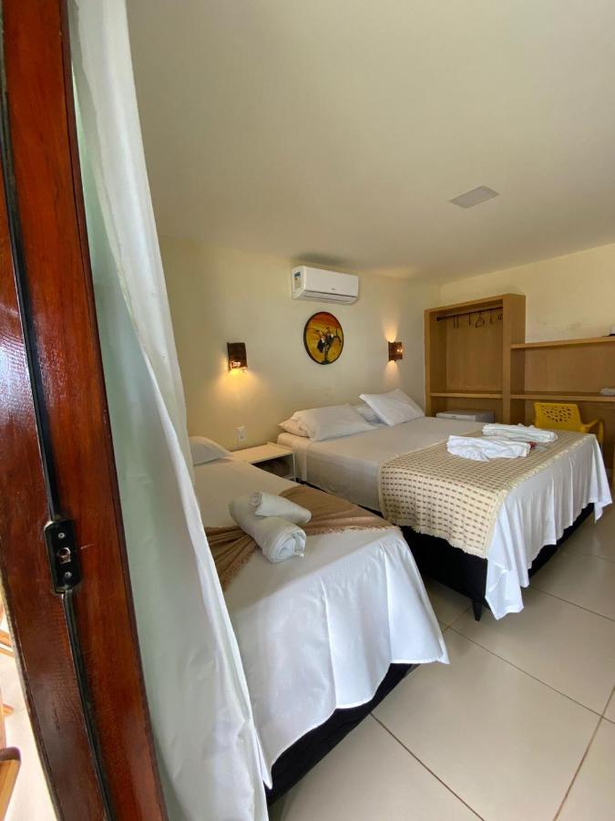 Quarto Triplo com Varanda e Vista Lateral do Mar
